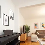 Tour Eiffel & Champs Elysees - 2 Bedroom Gorgeous & Bright 75M2 - Free Weekly Housekeeping - For Business And Working Purposes Only