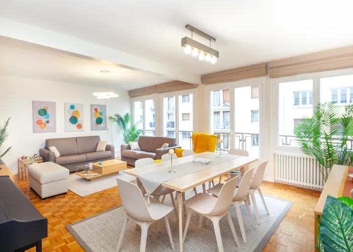 Tour Eiffel & Champs Elysees - 2 Bedroom Gorgeous & Bright 75M2 - Free Weekly Housekeeping - For Business And Working Purposes Only