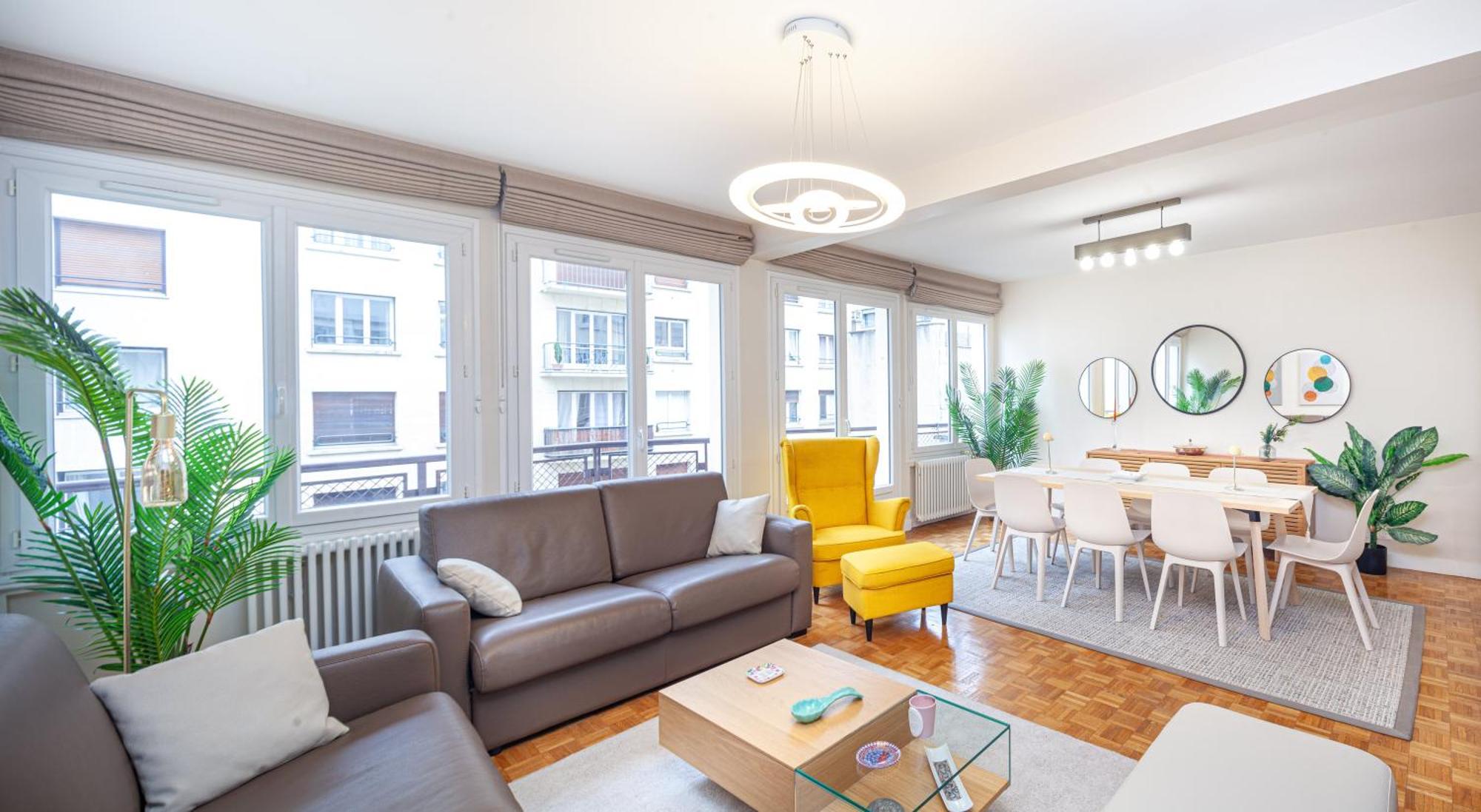 Tour Eiffel & Champs Elysees - 2 Bedroom Gorgeous & Bright 75m2 - Free Weekly Housekeeping - For Business And Working Purposes Only