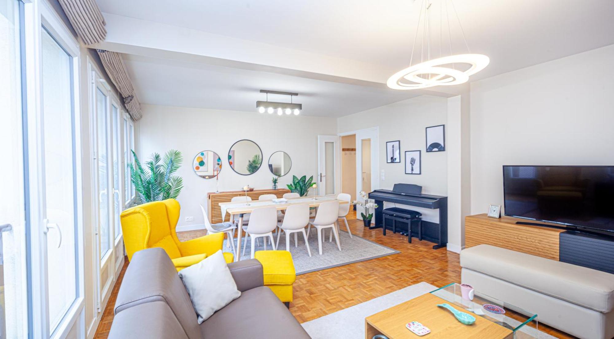 Tour Eiffel & Champs Elysees - 2 Bedroom Gorgeous & Bright 75m2 - Free Weekly Housekeeping - For Business And Working Purposes Only * Parijs