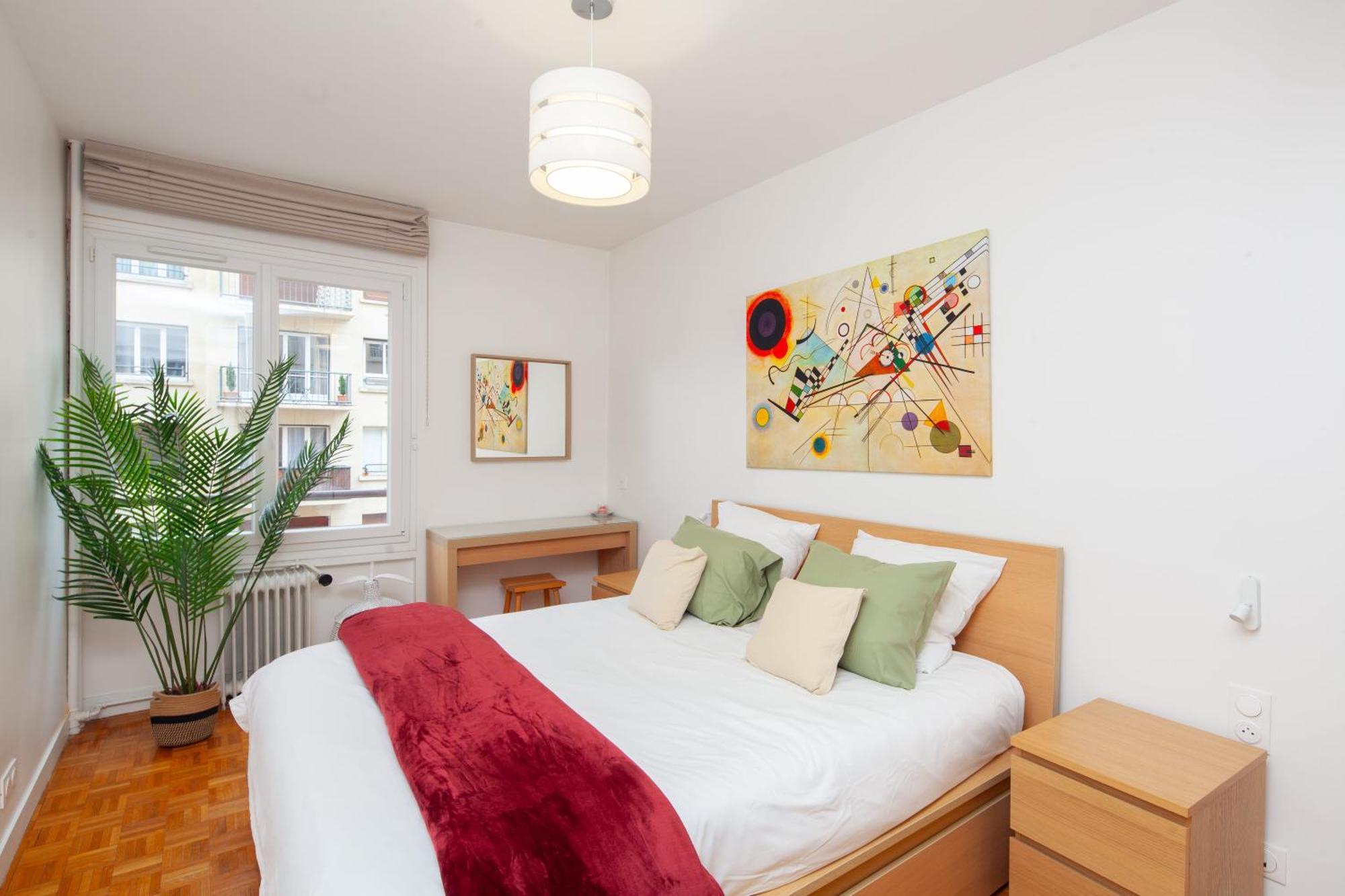 Tour Eiffel & Champs Elysees - 2 Bedroom Gorgeous & Bright 75m2 - Free Weekly Housekeeping - For Business And Working Purposes Only *