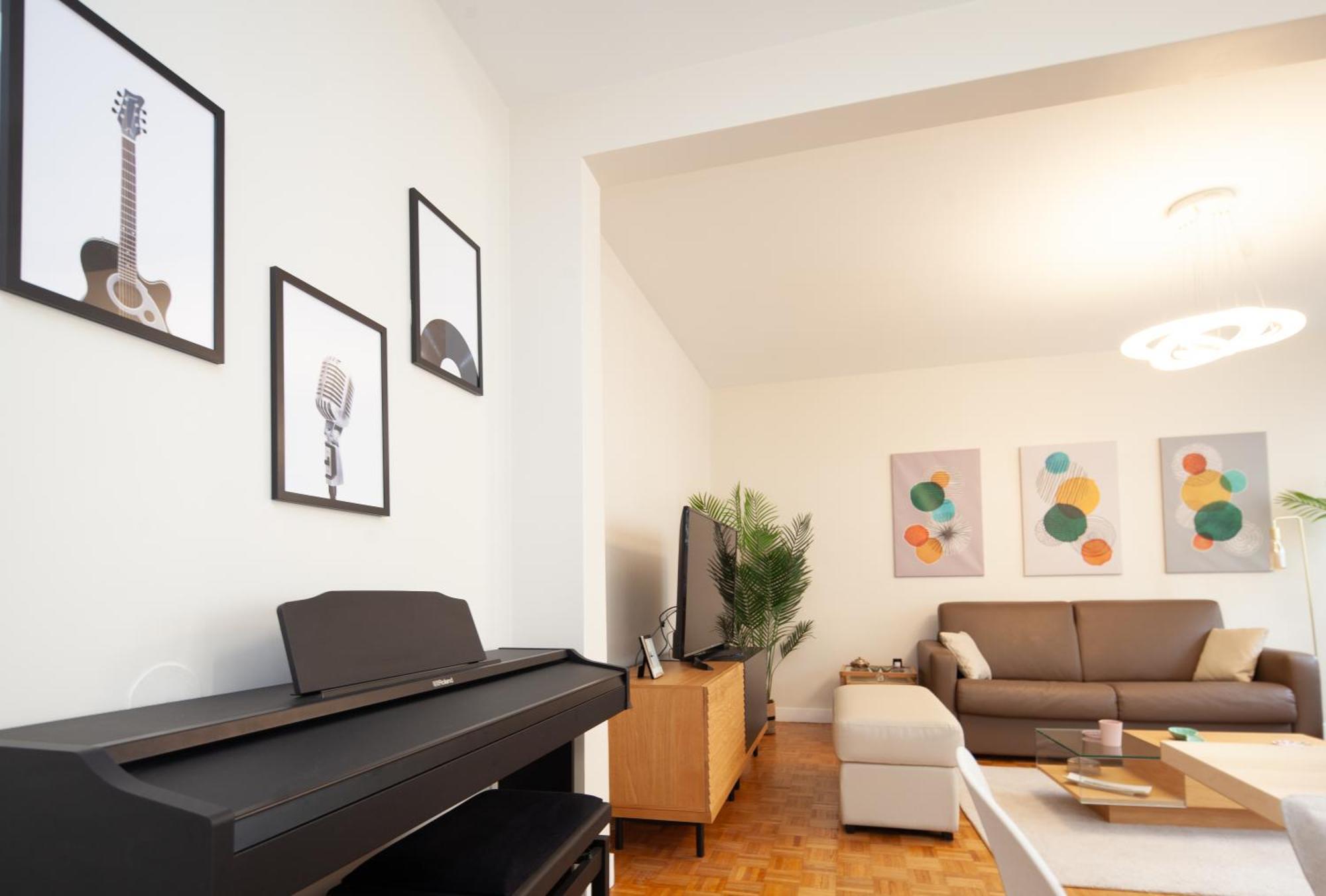 Appartement Tour Eiffel & Champs Elysees - 2 Bedroom Gorgeous & Bright 75m2 - Free Weekly Housekeeping - For Business And Working Purposes Only