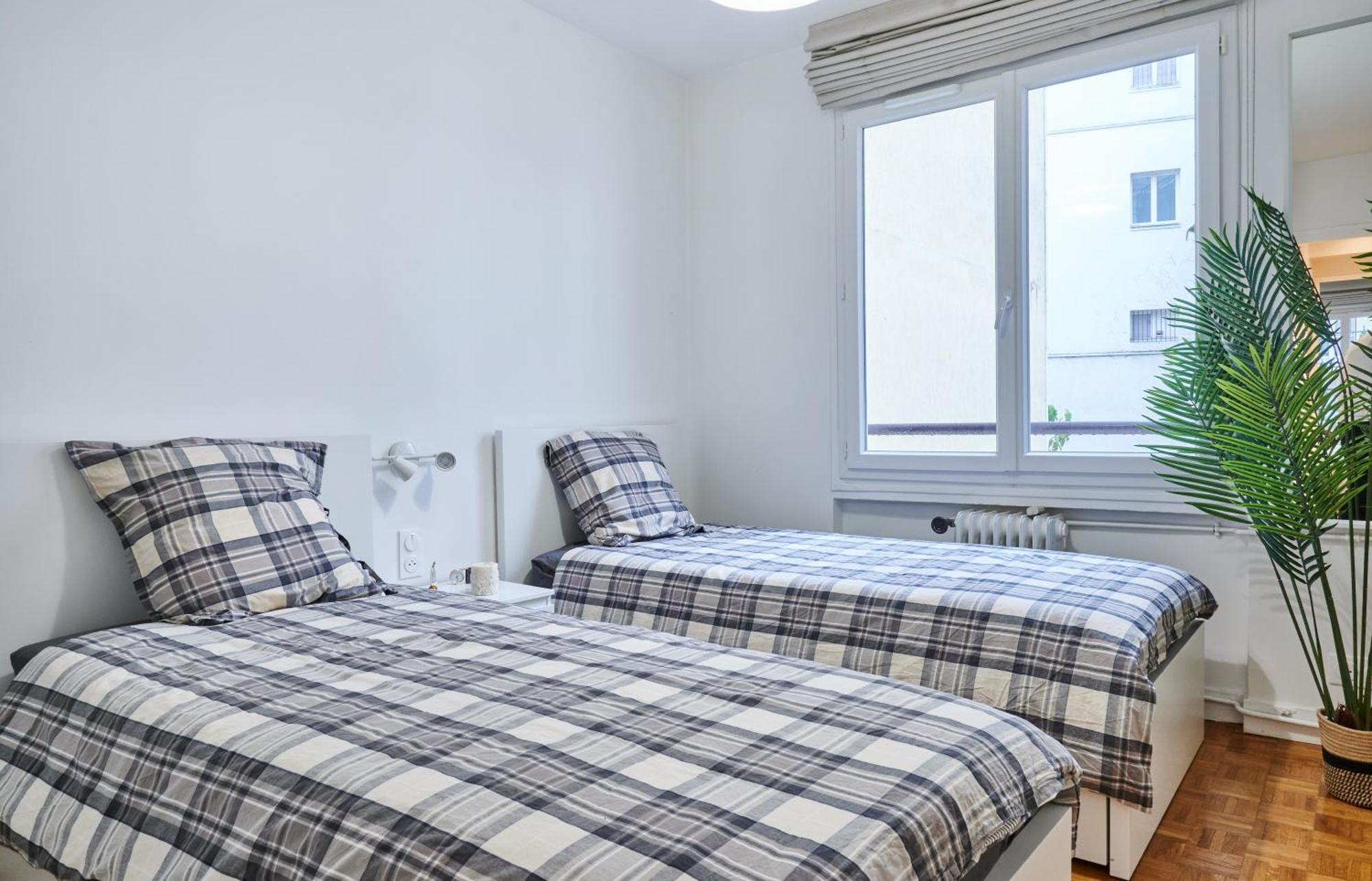 Tour Eiffel & Champs Elysees - 2 Bedroom Gorgeous & Bright 75m2 - Free Weekly Housekeeping - For Business And Working Purposes Only * Parijs