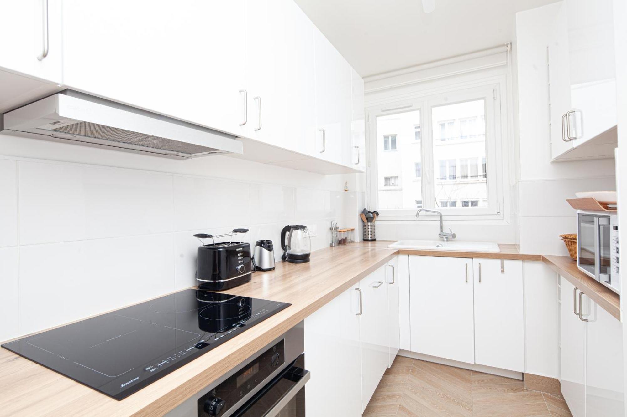 Tour Eiffel & Champs Elysees - 2 Bedroom Gorgeous & Bright 75m2 - Free Weekly Housekeeping - For Business And Working Purposes Only Appartement *
