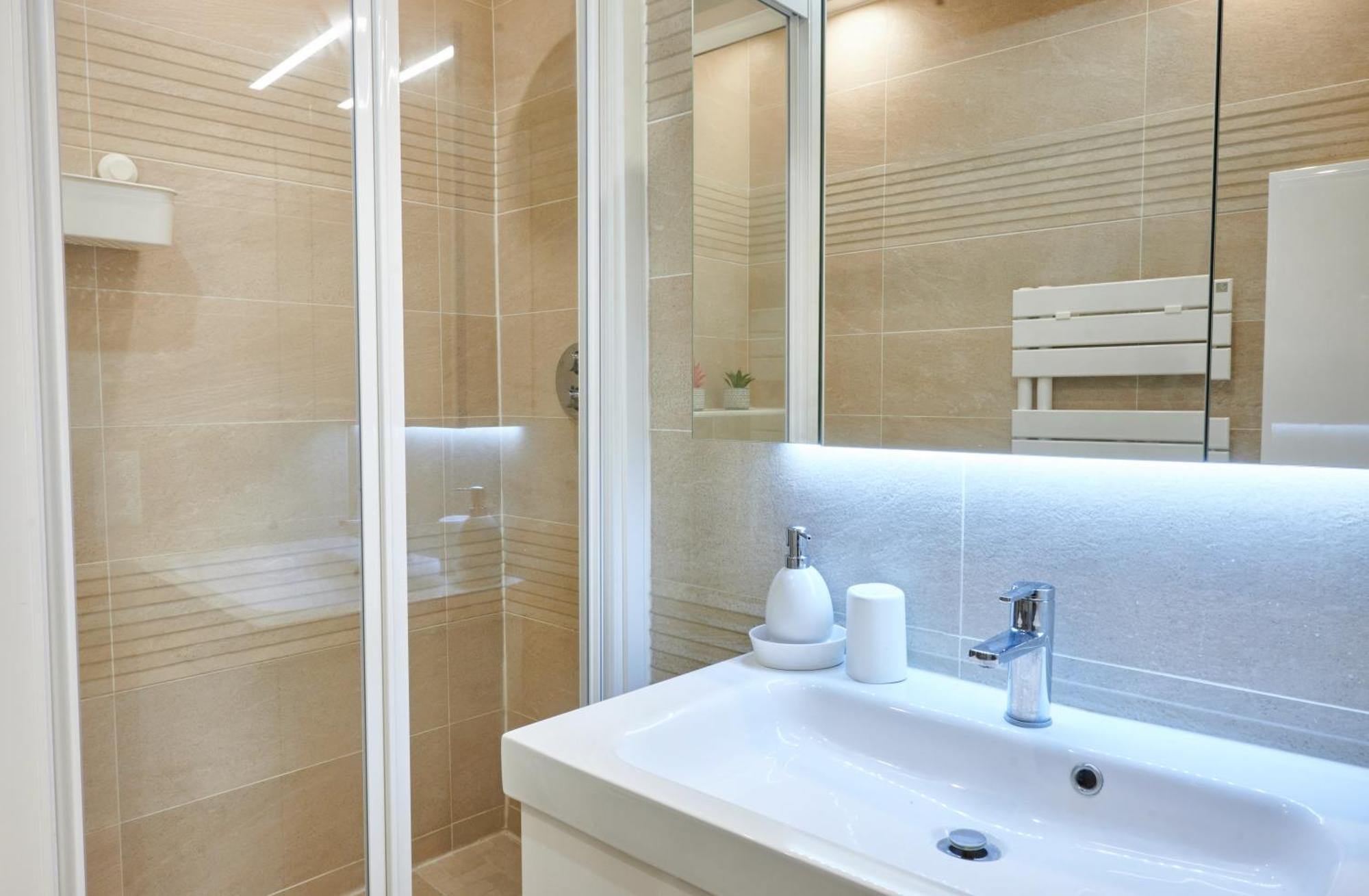 Tour Eiffel & Champs Elysees - 2 Bedroom Gorgeous & Bright 75m2 - Free Weekly Housekeeping - For Business And Working Purposes Only Parijs