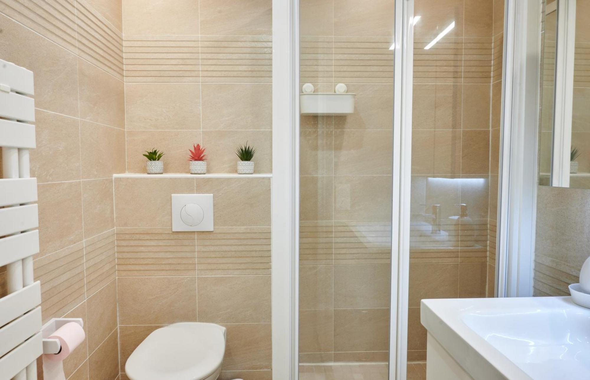 Tour Eiffel & Champs Elysees - 2 Bedroom Gorgeous & Bright 75m2 - Free Weekly Housekeeping - For Business And Working Purposes Only Appartement Parijs