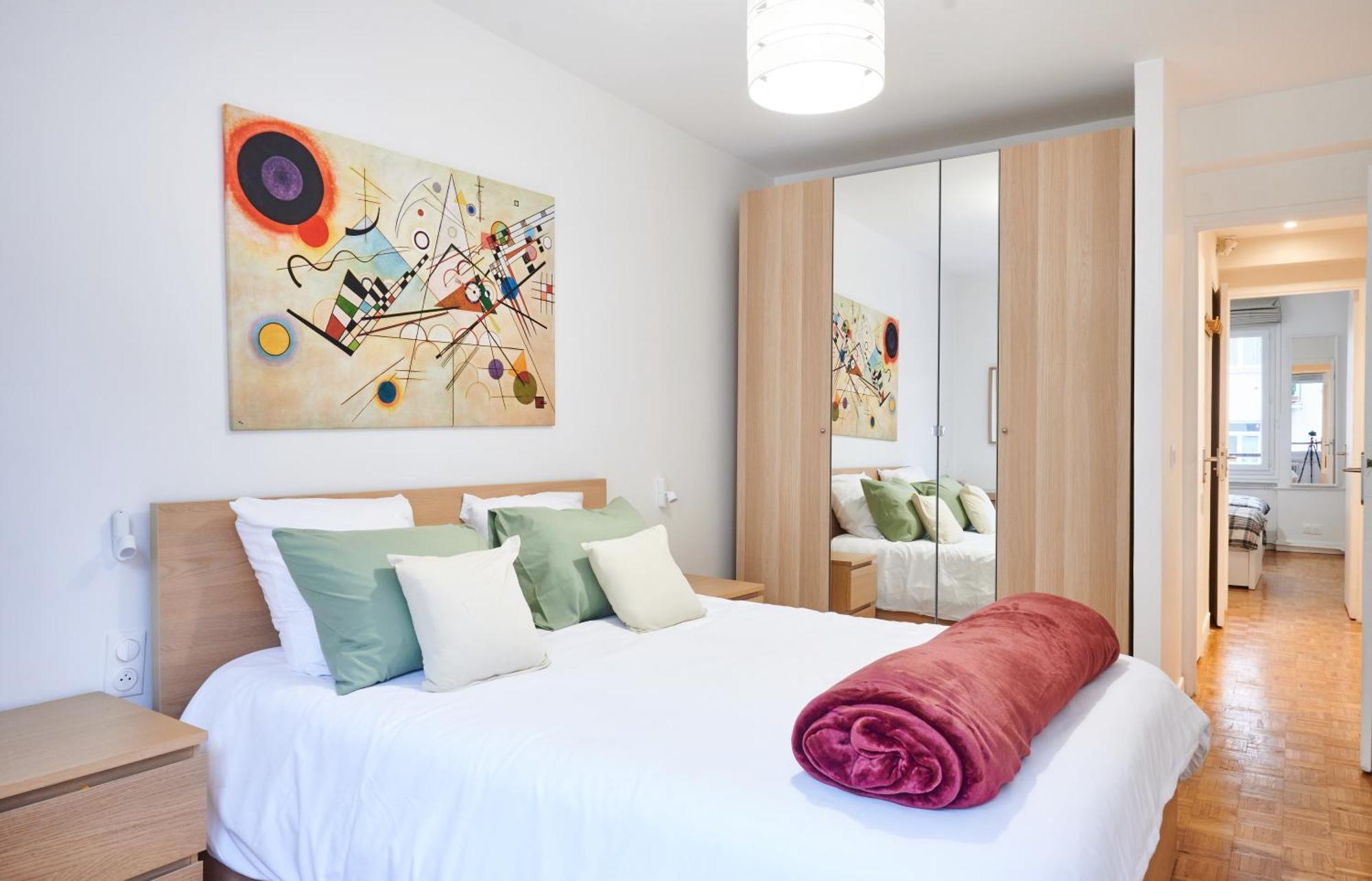 Appartement Tour Eiffel & Champs Elysees - 2 Bedroom Gorgeous & Bright 75m2 - Free Weekly Housekeeping - For Business And Working Purposes Only *